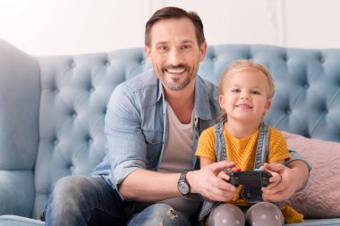 Olumlu bakmakta baba kızı video oyunları oynamak için öğretim