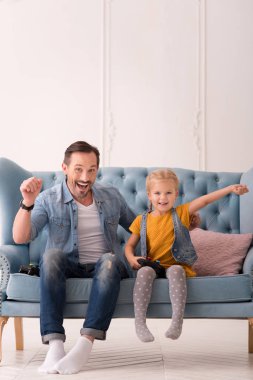 Mutluluk pozitif baba ve kız bir zaferini kutluyor