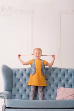 Onu pigtails tutunarak güzel sevimli kız