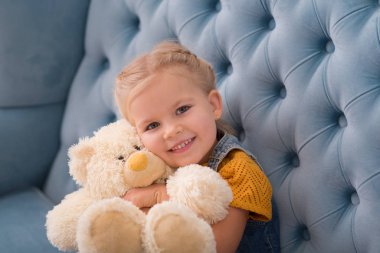 Şirin masum çocuk oyuncak ayı sarılma