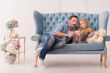 Bir oyuncak kamera tutarak yakışıklı komik adam