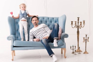 Kanepede oturan yakışıklı düşünceli adam