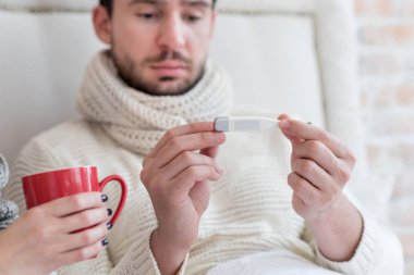 Ateşi olan mutsuz hasta adam