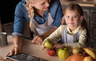 Sevimli kız annesi ile eğleniyor mutfakta
