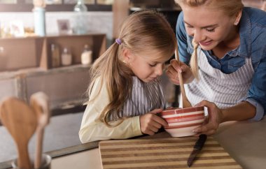 Mutfakta annesiyle yemek dahil küçük kız