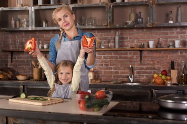 Neşeli kız annesi ile eğleniyor mutfakta