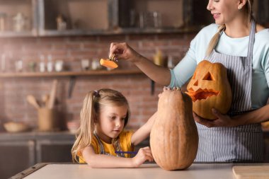 Küçük kızıyla birlikte eğlenerek anne yapma jack o fener