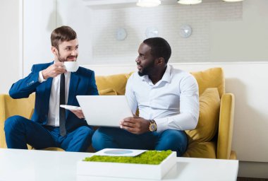 Delighetd arkadaşları workig birlikte