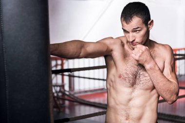 Adam yumruk torbası spor salonunda boks