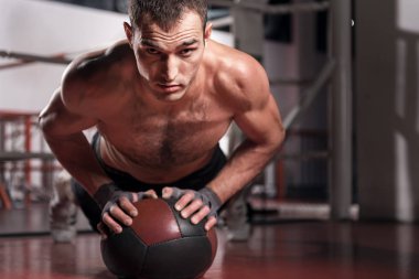 Kaslı adam şınav mı fitness topu ile