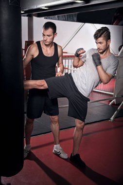 Kick boks kanca üzerinde çalışan yakışıklı adam