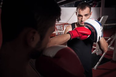 Boks defteri tutan genç eğitmeni