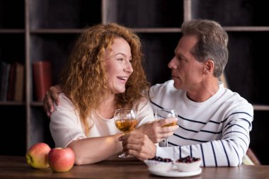 Mutlu dedesi içecek içme