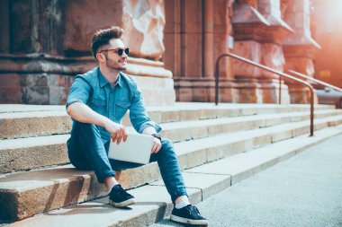 Ayak üzerinde oturan neşeli adam