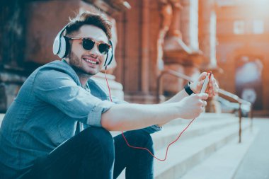 Ayak üzerinde oturan neşeli adam