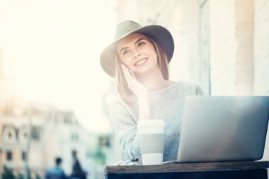 Canlı charmign kadın cep telefonundan söz