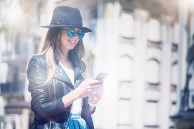 Cep telefonu kullanan olumlu şık kadın