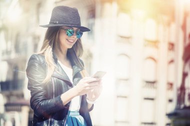 Akıllı telefon kullanan olumlu genç kadın