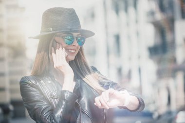 Pozitif kadın cep telefonundan söz