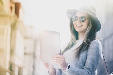 Tablet kullanma memnun güzel kadın