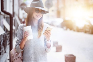 Akıllı telefon kullanan neşeli gülümseyen kadın