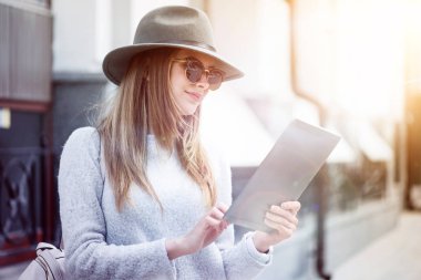 Güzel kadın tablet kullanma memnun