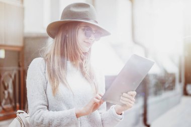 Hoş genç kadın uisnf tablet