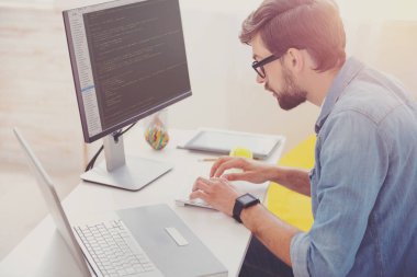 Konsantre programcı bir ofiste kodlama