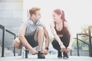 Mutlu arkadaş önce ortak Eğitim ayakkabı bağcığı bağlama.