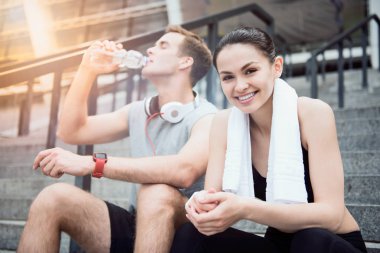 Eğitim stadyum yakınında bekleyen arkadaşlar gülümseyen