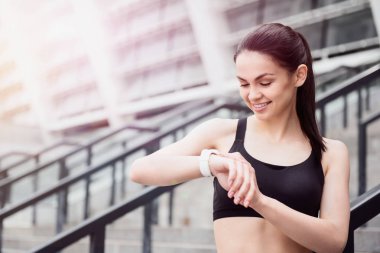 Eğitim için bekleyen akıllı saatini bakarak active kız