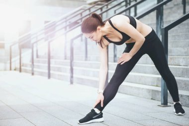 Atletik kız önce eğitim germe