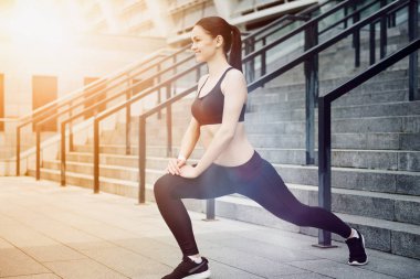 Mutlu kız onu stadyum yakınında yapıyor.