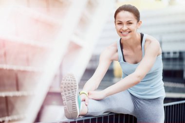 Açık havada egzersiz atletik güzel kadın.