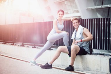 Atletik çift birlikte egzersiz yaptıktan sonra dinlenme.