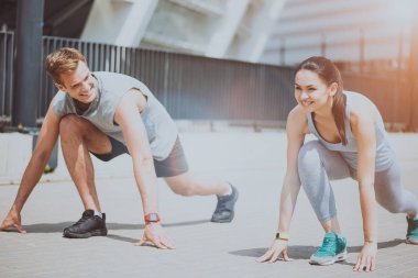 Atletik kaç sprint içinde başlangıç pozisyonu bir çalıştırmak için hazırlanıyor.