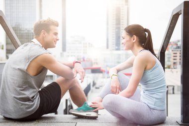 Neşeli sportif insanlar çalışmadan sonra birlikte vakit.