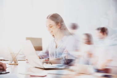 Bir dizüstü bilgisayarda çalışma güzel gülümseyen kız çift pozlama