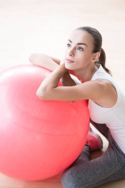 Katta oturan düşünceli genç kadın