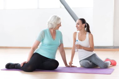 Güzel kadınlar bir fitness egzersiz sırasında rahatlatıcı memnun