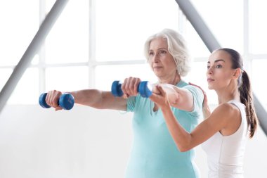 Halter onun önünde tutan kalıcı kadın tespit