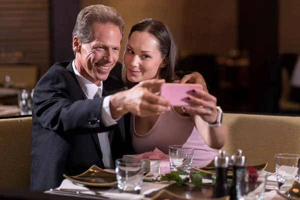 Vidám pár vesz egy selfie az étteremben — Stock Fotó