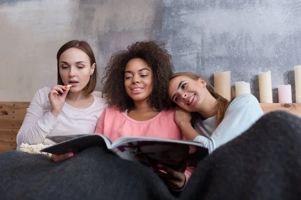 Chicas encantadas leyendo la revista en casa —  Fotos de Stock