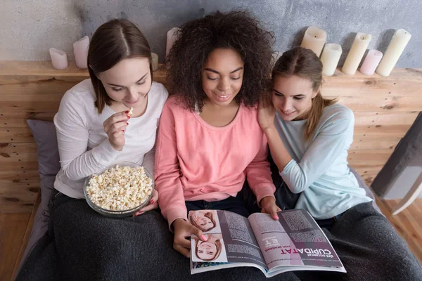 Meninas positivas lendo a revista no quarto — Fotografia de Stock