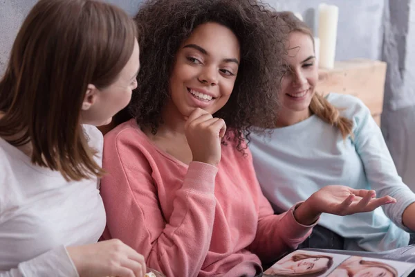 Beteiligte junge Mädchen teilen Meinungen zu Hause — Stockfoto