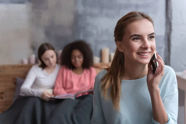 Felice ragazza che parla al telefono a casa — Foto Stock