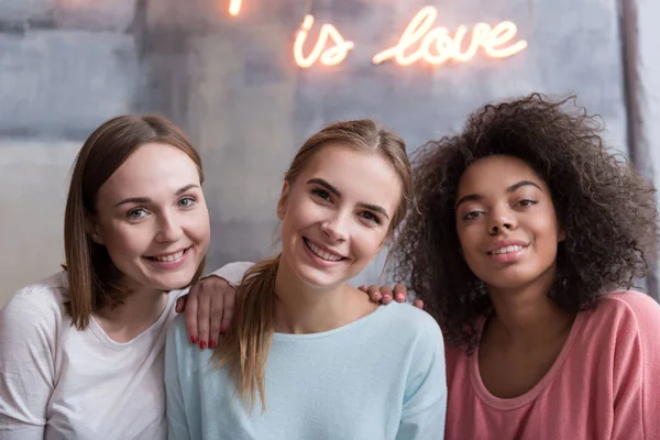 Chicas sonrientes divirtiéndose en casa — Foto de Stock