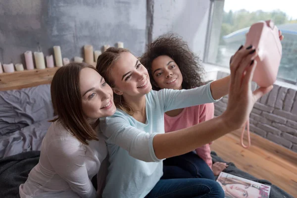 Chicas sonrientes jóvenes tomando selfie en el dormitorio en casa —  Fotos de Stock