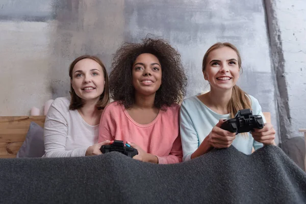 Jovens divertidas jogando jogos no quarto em casa — Fotografia de Stock