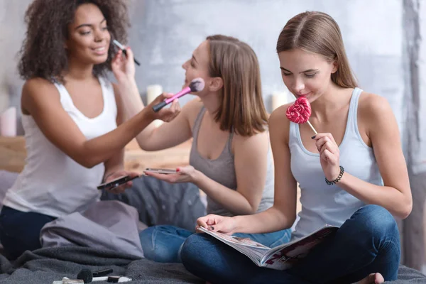 Mooie jonge meisje eten de lollipop — Stockfoto